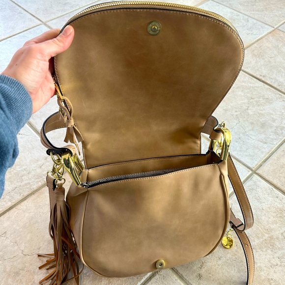 Sandy/Tan Steve Madden Purse with Gold Hardware - Picture 4 of 9